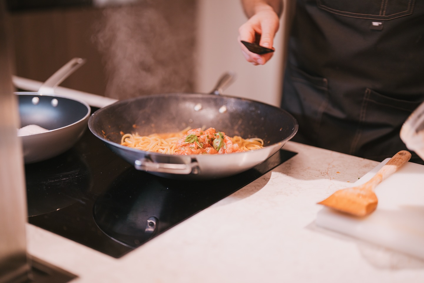 Chef al lavoro in cucina